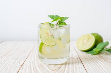 Naneli buzlu limonlu soda, ferahlatıcı içecek.