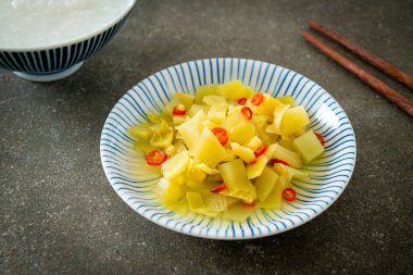 Baharatlı salata turşusu lahana ya da susam yağlı kereviz Asya yemeği tarzı.