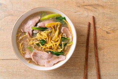 Soslu domuz etli çıtır erişte, Asya usulü.