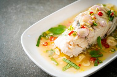 Buğulanmış deniz levreği fileto bifteği ve şifalı ot.