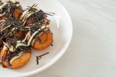 Takoyaki köftesi ya da ahtapot köftesi - Japon yemeği tarzı.