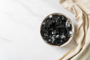 Kasede buz olan siyah çimen jölesi.