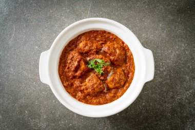Hint usulü tavuk tikka masala baharatlı körili et yemeği roti veya naan ekmeği.
