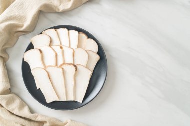 Taze Kral istiridye mantarı mı yoksa tabakta Kral trompet mantarı mı?