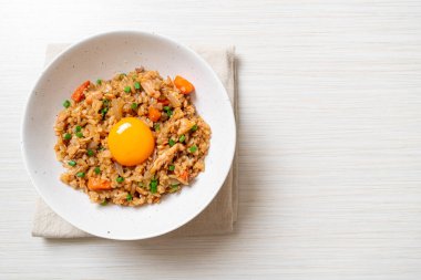 Somon balığı pilavı ve yumurta turşusu. Asya usulü.