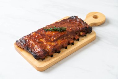 Barbekü soslu ızgara pirzola ve domuz pirzolası.