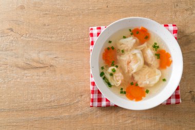 Beyaz kasede karides köftesi çorbası, Asya yemeği tarzı.