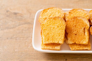 tereyağlı ve şekerli kızarmış ekmek.