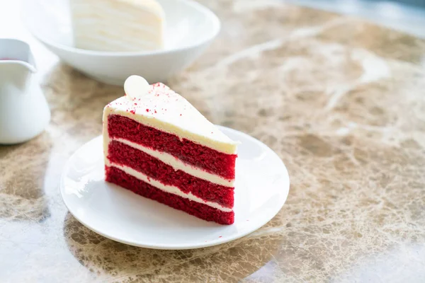 Red Velvet Cake Piring Putih — Stok Foto