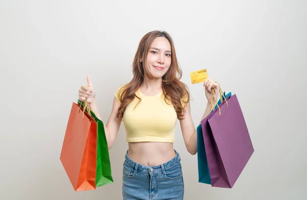 Retrato Bela Mulher Asiática Segurando Saco Compras Cartão Crédito Fundo — Fotografia de Stock