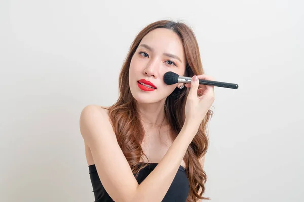 Porträt Schöne Asiatische Frau Mit Make Pinsel Auf Weißem Hintergrund — Stockfoto
