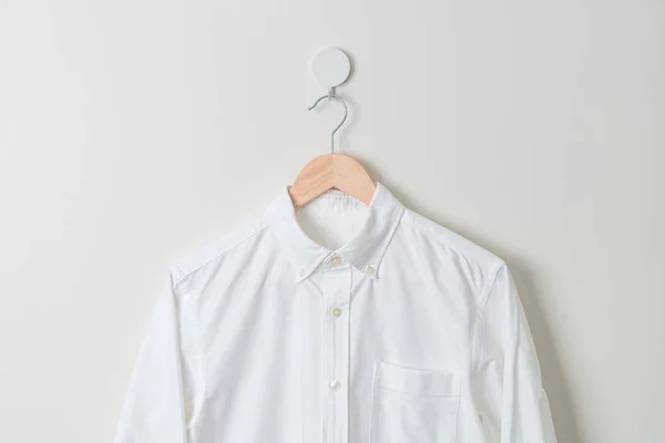 Wisząca Biała Koszula Wieszakiem Ścianie — Zdjęcie stockowe
