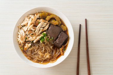 Kahverengi Çorba Kasesinde haşlanmış Tavuk Eriştesi - Asya usulü