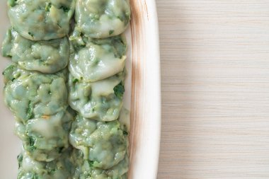 Soslu buğulanmış frenk soğanı. Asya usulü.