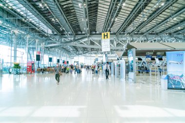 Bangkok, Tayland - 23 Mayıs 2022: Bangkok Suvarnabhumi havaalanı yolcuları Coronavirus 'tan gelen tıbbi maskeli turist ve yolcu.