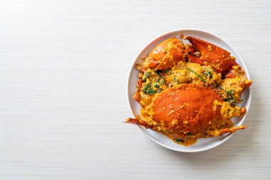 Köri tozuyla kızartılmış yengeç - Deniz ürünleri tarzı