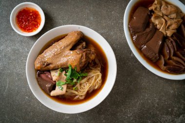 Kahverengi çorbalı ağır ateşte pişmiş ördek eriştesi. Asya usulü.