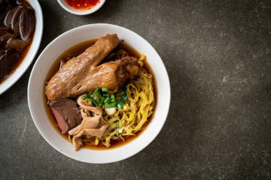 Kahverengi çorbada haşlanmış ördek ve haşlanmış yumurtalı şehriye Asya yemeği.