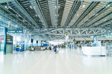 Bangkok, Tayland - 23 Mayıs 2022: Bangkok Suvarnabhumi havaalanı yolcuları Coronavirus 'tan gelen tıbbi maskeli turist ve yolcu.