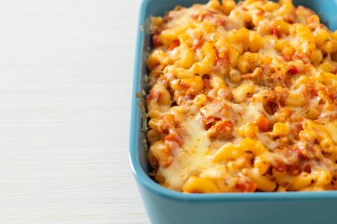 İtalyan usulü peynirli ev yapımı fırında makarna.