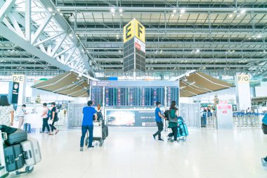 Bangkok, Tayland - 23 Mayıs 2022: Bangkok Suvarnabhumi havaalanı yolcuları Coronavirus 'tan gelen tıbbi maskeli turist ve yolcu.
