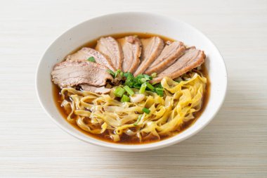 Kahverengi çorbada pişmiş ördekli yumurta eriştesi. Asya usulü.