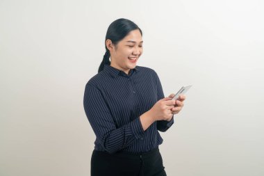 Beyaz arka planda akıllı telefon ya da cep telefonu kullanan Asyalı kadın