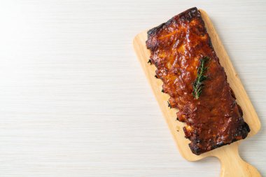 Barbekü soslu ızgara pirzola ve domuz pirzolası.