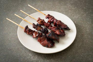 Izakaya usulü ızgara tavuk ciğeri şiş yakitori. Asya usulü.