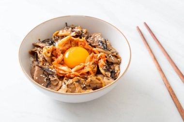 Kore usulü turşulu yumurta turşulu domuz bulgogi pirinç kasesi.