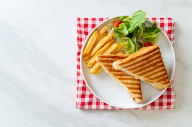 jambonlu sandviç, yumurta ve patates.