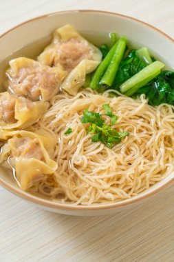 Yumurtalı erişte ile domuz çorbası veya domuz köftesi çorbası ve sebze - Asya yemeği tarzı.