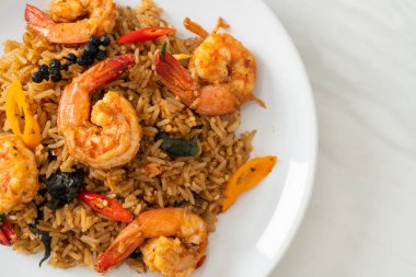 Asya usulü karides ve baharatlı pilav.