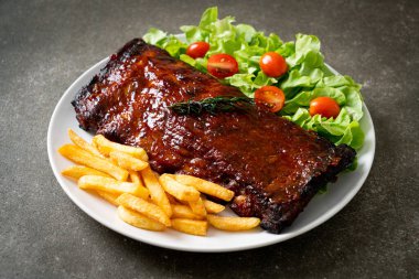 Barbekü soslu ızgara pirzola ve domuz pirzolası.