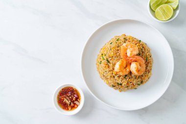 Tayland usulü ev yapımı kızarmış karides. Asya usulü.