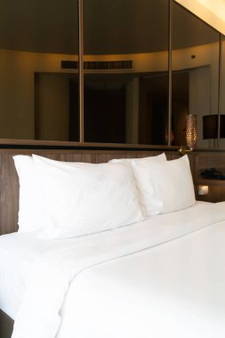 Lüks yatak odasında beyaz yastıklar, yatak dekorasyonu.
