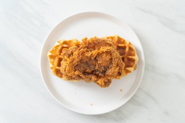 Ballı ve akçaağaç şuruplu ev yapımı kızarmış tavuk waffle 'ı.