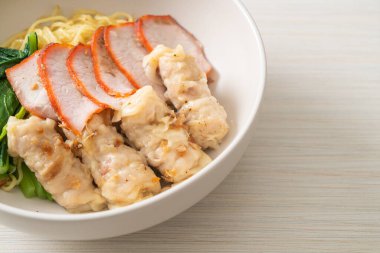 Barbekü Kırmızı Domuz eti ve Asya usulü Çorbalı Wonton Eriştesi.