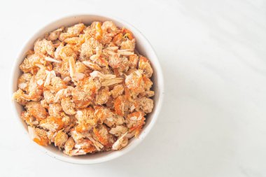 Kurutulmuş karides ya da kase içinde kurutulmuş tuzlanmış karides.