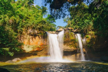 Tayland 'daki Khao Yai Ulusal Parkı' nda Güzel Saç Suwat Şelalesi