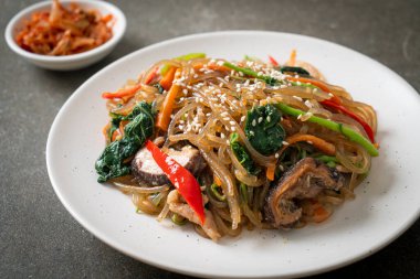 Japchae ya da karışık Kore vermicelli erişte sebzeli ve üzerine beyaz susamlı domuz eti - Kore geleneksel yemek tarzı
