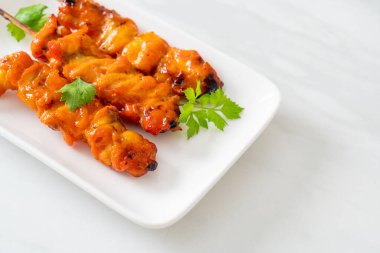 Baharatlı ve otlu ızgara tavuk şişi.