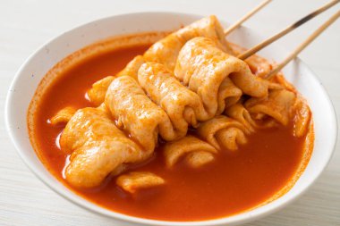 Odeng - Kore baharatlı çorbasında Kore balık köftesi şişi - Kore sokak yemeği tarzı