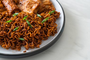 Odeng ve Omuk 'lu Jajangmyeon ya da Jajangmyeon - Kore usulü fasulye soslu balık köfteli Kore eriştesi - Kore yemeği tarzı