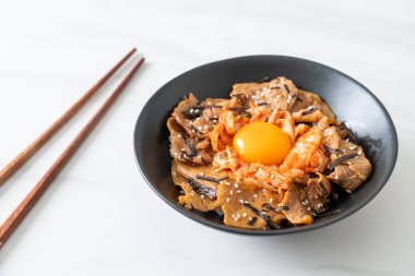 Kore usulü turşulu yumurta turşulu domuz bulgogi pirinç kasesi.