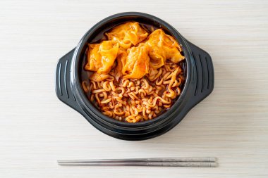 Kore usulü hamur köfteli erişte. Kore usulü.