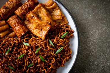 Odeng ve Omuk 'lu Jajangmyeon ya da Jajangmyeon - Kore usulü fasulye soslu balık köfteli Kore eriştesi - Kore yemeği tarzı