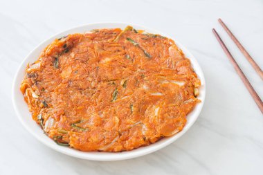 Kore kimçili krep ya da Kimçijeon - Kızarmış yumurta, kimçi ve un - Kore yemeği tarzı