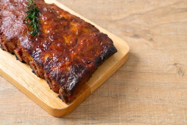 Barbekü soslu ızgara pirzola ve domuz pirzolası.