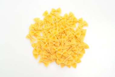 Kuru pişmemiş farfalle makarnası beyaz arka planda izole edilmiş